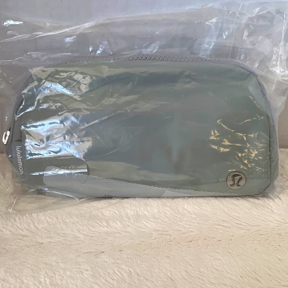 Lululemon Everywhere Belt Bag Silver Drop